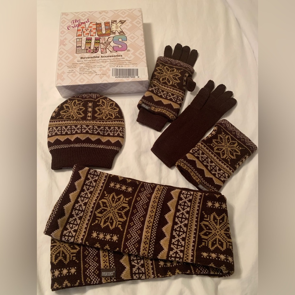 NIB Muk Luks Reversible Accessories Set